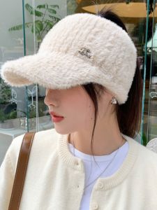 หมวกไหมพรมทรงสูงแบบถักสำหรับผู้หญิงในฤดูใบไม้ร่วงและฤดูหนาว หมวกไหมพรมแบบมีหูปิดที่อบอุ่นและป้องกันลม หมวกไหมพรมแบบมีช่องว่างในทรงแบนแบบอเนกประสงค์