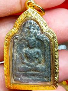 หลวงปู่เผือก วัดกิ่งแก้ว พิมพ์หลวงพ่อทา ปี 2496 เนื้อตะกั่ว พระสวยสภาพเดิม หายาก จัดเป็นพิมพ์มาตรฐาน มีลงอยู่ในหนังสือเล่มใหญ่ หลวงปู่เผือก วัดกิ่งแก้ว จัดสร้างพร้อม ขุดสระเนื้อตะกั่ว น่าบูชา