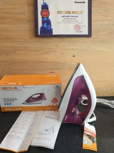 Bàn là khô Bàn Ủi Goldsun 1000W GIR2201 Cho Quần Áo Luôn Phẳng Đẹp