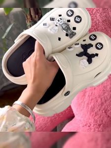 Sandal Lubang Wanita Baru Dipertebal dengan Aksesoris Dekoratif Lucu Pembungkus Jari Kaki DIY