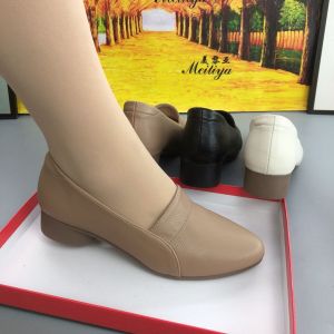 รองเท้าส้นแบนหนังนิ่มสวมใส่สบายสำหรับผู้หญิง ทรงหัวแหลม รองเท้าแฟชั่นฤดูใบไม้ผลิและฤดูร้อน รองเท้าสวมสบาย ส้นเตี้ย ทรงหัวแหลม