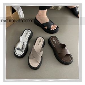 ผ้าล่าสุด รองเท้าแฟชั่นผู้หญิง ส้นเตารีด แบบสวมที่เก๋ที่สุด นุ่มมาก