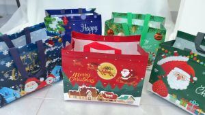 Gift ถุงหูหิ้ว ผ้าสปันบอนด์ พิมลายคริสมาสต์ ใส่ของได้เยอะ รับน้ำหนักได้ดี ถุงช้อปปิ้งหูหิ้ว