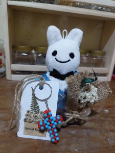 SOUVENIR GANTUNGAN KUNCI SALIB MANIK DAN BONEKA KELINCI HADIAH BUKET ROHANI KRISTEN