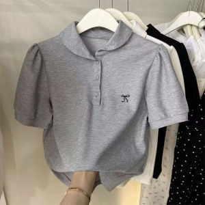 เสื้อยืดคอกลมแขนสั้นผู้หญิงฤดูร้อนสไตล์เกาหลีหลวมๆ ปักลายโบว์ผีเสื้อ เสื้อผ้าทำงานคอตตอนผสมโพลีเอสเตอร์