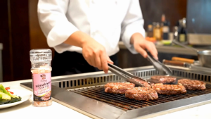 เกลือชมพู หิมาลายัน ขวดฝาบด(110g) ตรากระต่ายคู่ เกลือเม็ดแท้ 100% Food Grade หมุนบดง่าย สำหรับคีโต/คลีน (Himalayan Pink Salt Grinder