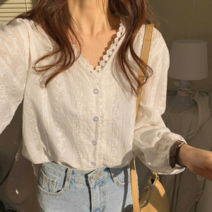 Elegant White Lace Shirt Womens Chic Embroidery V-neck Early Spring New French Style Design Sensation Delicate Top
