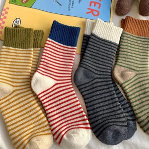 ผู้หญิงฤดูใบไม้ร่วงฤดูหนาวถุงเท้าแฟชั่นถุงเท้าสีทึบแนวตั้งลายหนาอบอุ่นร้านขายชุดชั้นใน Ribbed ลายถุงเท้ากอง