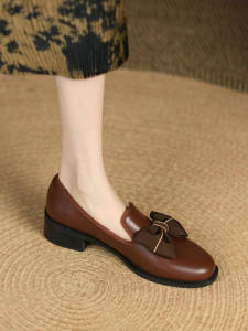 รองเท้าส้นกลางหนังแท้สีน้ำตาลสำหรับผู้หญิงในช่วงฤดูใบไม้ผลิ รองเท้าลำลองแบบผูกโบว์ รองเท้าสวมแบบสวมสบาย ส้นสูง 3-5 ซม.