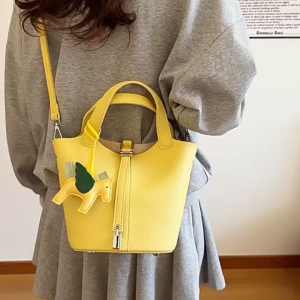 พร้อทส่งจากไทย   กระเป๋าถังเเถมฟรีชาร์มรูปม้า มี  7 สี มาพร้อมกระเป๋าใบเล็กด้านใน ใช้งานเเบบถือเเละสะพายข้าง วัสดุหน้งเเต่งกุญเเจ    หนังอย่างดี   มีหมุดรองฐาน