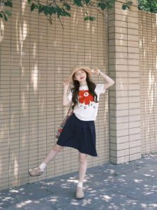 VKSOD | เสื้อยืดคอกลมแขนสั้นลายดอกไม้สไตล์เกาหลีสำหรับผู้หญิงในช่วงฤดูร้อนปี 2025 เสื้อตัวบนและกระโปรงสั้นเอวสูงทรงเข้ารูป