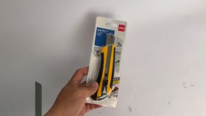 คัตเตอร์ DELI คัตเตอร์ No.2064 ใบมีดขนาด 18 mm. มีดคัตเตอร์": "DELI คัตเตอร์ No.2064 18 mm ดิจิทัล