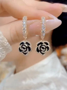 Elegant Black Diamond Embedded Rose Ear Cuff Fashionable High-End Feel Silver Needle Hoop Earrings Womens Jewelry Accessory