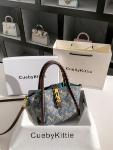 กระเป๋าสะพายข้างทรงถังแบบสะพายไหล่เดียวสำหรับผู้หญิง กระเป๋าหนังวัวขนาดใหญ่ กระเป๋าสะพายข้างแบบสะพายข้างแบบใหม่ปี 2024 กระเป๋าสะพายข้างแบบมีสไตล์