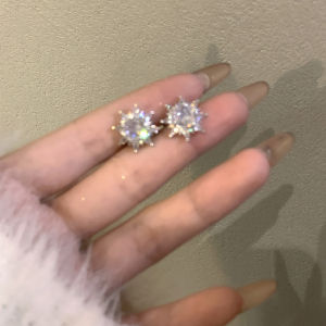 Ultra-Shiny Full Zircon Sunflower Ear Cuff No Piercing Required Fashionable Versatile Light Luxury for Women Alloy Plated Silver Gold