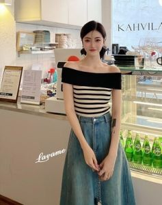 สีดำ เสื้อยืดถักไหล่เดียว ผู้หญิง ฤดูร้อน แฟชั่นยุโรปใหม่ เซ็กซี่ เสื้อตัวเล็ก ลายทาง Match Allures บุคลิกภาพ เสื้อท่อนบน