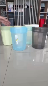 ถังขยะพลาสติก ทำจากวัสดุPP แบบทรงกลม ขนาด10L. ไม่มีฝาปิด มีที่ล็อกถุงขยะ มี 3 สี สีเทาใส สีฟ้าใส สีเขียวใส สีสวย ทนทาน แข็งแรง สไตล์มินิมอล