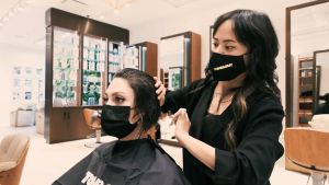 TONI&GUY ผ้าคลุมตัดผม กันเศษ 135 x 115 ซม ผ้าร่มผืน หรือกับสิ่งใด น่ารัก กันน้ำได้ สายรัด ตะขอเกี่ยวแข็งแรง คอยางยืด คลุมตัดผม ทำสีผม สีฟ้า