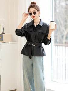 เสื้อแจ็คเก็ตหนังแฟชั่นสำหรับผู้หญิง ฤดูใบไม้ผลิ 2025 เสื้อคลุมยาวคลุมไหล่แบบมีปกแขนยาว ดีเทลกระดุม ทรงหลวม แขนยาวปกติ