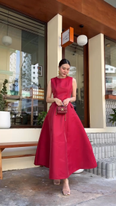 🔖Mirrorsister 50318.3 เดรสยาว ช่วงบนเป็นคอกลมแขนกุด แต่งตีเกร็ด เข้ารูปช่วงเอว มีกระเป๋าฝาปิด2ข้างซ้ายขวา กระโปรงบาน