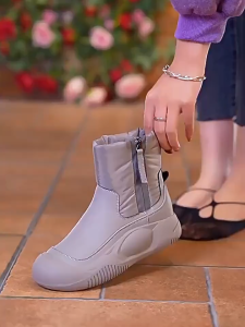 กำมะหยี่หนาและรองเท้าบู๊ตหิมะแฟชั่นกันความเย็น รองเท้าผ้าฝ้ายกันลื่นพื้นหนาใหม่