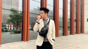 กระเป๋าสะพายหนังเย็นสบาย ๆ แฟชั่นผู้ชาย กระเป๋าหน้าอกป่า