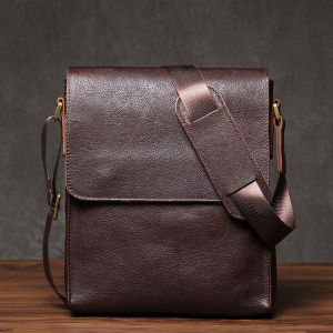 กระเป๋าสะพายไหล่ผู้ชายกระเป๋าใบเล็กสะพายข้างทรงแนวตั้งหนังแท้กระเป๋าหนังเครซี่ฮอร์สหนังวัวแบบปิดหัวแนววินเทจแบบลำลองแนวอาร์ตๆ