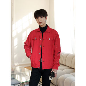 แจ็คเก็ตยีนส์ขาดๆ สีแดง ทรงหลวม สำหรับผู้ชาย ฤดูใบไม้ผลิ ดีไซน์เฉพาะตัว สไตล์เกาหลี เทรนด์แฟชั่น แจ็คเก็ตยีนส์สไตล์อเมริกัน