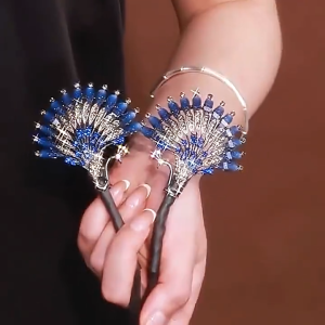 ของประดับผมทรง Twist สำหรับผู้หญิง สร้างทรงผม Bun อย่างหรูหรา ในลักษณะนกยูง จัดส่งจากประเทศไทย G3580