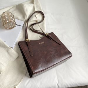 Spring 2024 Retro Large Capacity Commuter Womens Tote Bag Fashionable Vintage Single Shoulder Bag High-End Sensation Handbag