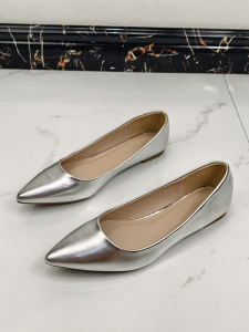 รองเท้าส้นแบนหัวแหลมสีเงินสไตล์สตรีทแฟชั่นสำหรับผู้หญิง รองเท้าหนังส้นแบนแบบสวมสบาย รองเท้าแฟชั่นฤดูใบไม้ร่วง