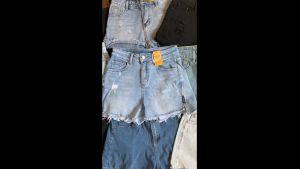กางเกงยีน์ขาสั้นมือหนึ่ง สีซีด สวยมาก แต่งขาดๆรุ่ยๆไม่เยอะเกินไป