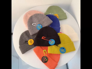 หมวกไหมพรมถักแฟชั่น รุ่นเข็มกลัด พร้อมป้ายรูปยิ้มสวยงาม