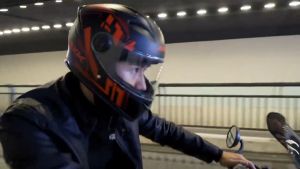 หมวกกันน็อคมอเตอร์ไซค์ เลนสีป้องกันหมอก HD สวยทันสมัย