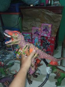Dinosaurus mainan bisa bunyi