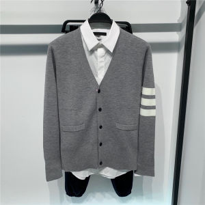 เสื้อสเวตเตอร์ถักคอวีทรงสลิมฟิตสำหรับผู้ชาย ฤดูใบไม้ร่วง 2024 เสื้อคาร์ดิแกนถักแบบเปิดสำหรับใส่ไปเที่ยวในช่วงฤดูใบไม้ร่วงและฤดูหนาว