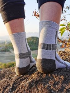 ถุงเท้ากีฬาลำลอง Coolmax ระบายอากาศแห้งเร็ว 2 คู่ ถุงเท้ากลางน่องสำหรับเดินทางไปทำงานในช่วงฤดูใบไม้ผลิและฤดูร้อน