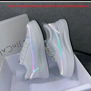 sepatu sneakers wanita nyala jika kena flash // sepatu wanita nyala // sneakers wanita bisa nyala // sneakers menyala // sneakers wanita murah