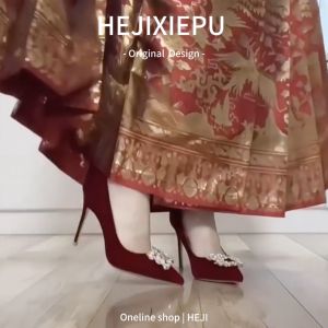 รองเท้าส้นสูงหนังนิ่มสีแดง ทรงหัวแหลม ดีไซน์ใหม่ พร้อมหัวเข็มขัดประดับเพชร รองเท้าแต่งงานสำหรับผู้หญิง ทรงหัวแหลม ส้นสูง รองเท้าส้นเดี่ยว