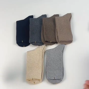 CEEKEY ถุงเท้า ถุงเท้าขนาดกลางสำหรับผู้ชาย ถุงเท้าผ้าฝ้ายสีทึบฤดูใบไม้ร่วงและฤดูหนาว การดูดซับเหงื่อ ถุงเท้าผู้ชายธุรกิจ ถุงเท้าผู้ชายสำหรับฤดูใบไม้ผลิและฤดูใบไม้ร่วง