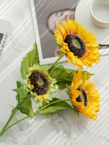 ดอกทานตะวันปลอมต้นเดียว ดอกไม้ประดับตกแต่งบ้าน ดอกไม้ผ้าไหมสำหรับตกแต่งโต๊ะทานอาหารในห้องนั่งเล่น สไตล์หรูหรา ดอกไม้เทียม