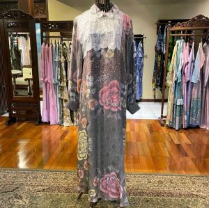 Abaya Tenun Viscos + Renda + Payet by Dian Pelangi LIMITED EDITION Busana Muslim Baju Maxi Dress Gamis Gaun Outfit Pesta Kondangan Pernikahan Lebaran Wanita Cantik Anggun Modis Modern Elegan Mewah Model Terbaru Motif Batik Tulis Hand Made Kekinian