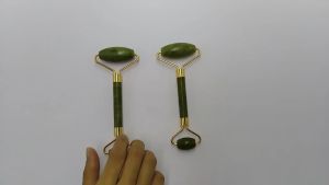 Jade Roller Facial Massager - Alat Treatment Face Massage Pijat Wajah Batu Giok Sensasi Dingin Untuk Perawatan Wajah V Line Meniruskan Pipi Mengurangi Mata Panda Guasha - For Slimming and Lifting Tightening