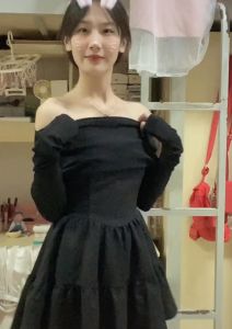 เดรสเปิดไหล่ แขนยาวเปิดไหล่ กระโปรงเย็บระบายเป็นชั้น ผ้าเด้ง ทิ้งตัว เดรสไปคาเฟ่ Dress ออกงาน #9066