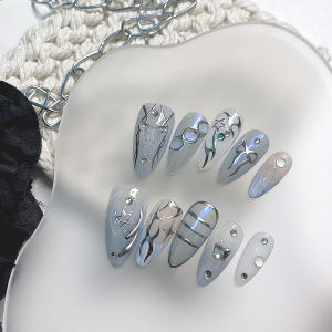 เล็บรูปอัลมอนด์กดด้วยมือ 10 ชิ้น เล็บปลอมที่สวยงาม เพ้นท์เล็บไล่ระดับสีฟ้า เหมาะสําหรับผู้หญิง
