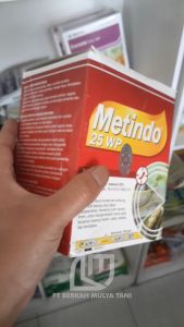 Obat Semprot Hama Insektisida Metindo 25 wp 500 Gram / 250gram\\n\\n Pengenalan Obat Semprot Hama Metindo 25 wp\\n\\n Apa itu Obat Semprot Hama Metindo 25 wp?\\n\\nObat semprot hama Metindo 25 wp adalah insektisida alami yang dirancang khusus untuk melindungi tanaman dari serangan hama. Produk ini tersedia dalam berbagai ukuran, termasuk 500 gram dan 250 gram, sehingga memudahkan petani atau pengguna lainnya untuk memilih ukuran yang sesuai dengan kebutuhan mereka.\\n\\n Manfaat Obat Semprot Hama Metindo 25 wp\\n\\nBeberapa manfaat utama dari obat semprot hama Metindo 25 wp antara lain:\\n\\n- Mencegah dan mengendalikan serangan hama pada tanaman\\n- Menyediakan perlindungan yang efektif terhadap berbagai jenis hama\\n- Ramah lingkungan dan aman bagi manusia serta hewan\\n\\n Kemasan Obat Semrot Hama Metindo 25 wp\\n\\nObat semprot hama Metindo 25 wp tersedia dalam dua ukuran kemasan, yaitu 500 gram dan 250 gram. Kemasan ini dirancang untuk memastikan produk tetap aman dan tahan lama selama penyimpanan dan penggunaan.\\n\\n Cara Menggunakan Obat Semprot Hama Metindo 25 wp\\n\\n Langkah-langkah Penggunaan\\n\\nBerikut adalah langkah-langkah penggunaan obat semprot hama Metindo 25 wp:\\n\\n1. Siapkan peralatan yang diperlukan, seperti sprayer atau semprotan.\n2. Buka kemasan obat semprot hama Metindo 25 wp dan tuangkan ke dalam sprayer.\n3. Tambahkan air sesuai dengan instruksi pada kemasan.\n4. Aduk campuran hingga rata.\n5. Semprotkan campuran ke bagian atas dan bawah daun tanaman, serta bagian lain yang terkena serangan hama.