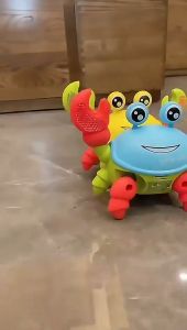 MAINAN ANAK KEPITING JALAN JOGET CARTOON CRAB JOGET BERJALAN DENGAN TALI GERAK DAN BUNYI LAMPU