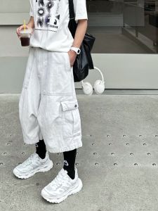 กางเกงยีนส์ทรงหลวมขาบานกระเป๋าใหญ่สีขาวสไตล์อเมริกันย้อนยุคสำหรับผู้ชาย กางเกงขาสั้นทรงหลวมฤดูร้อน