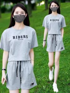 ชุดกีฬาลำลองแฟชั่นสำหรับผู้หญิง ชุดสองชิ้นแขนสั้นพิมพ์ลายตัวอักษรฤดูร้อน 2024 ชุดทำงานสไตล์ใหม่ เสื้อผ้าทำงาน