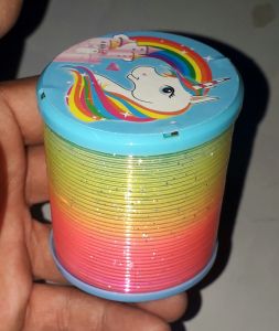 Một cái cầu vòng lò xo có đèn Led nhiều màu sắc loại 60mm bằng nhựa rất đẹp